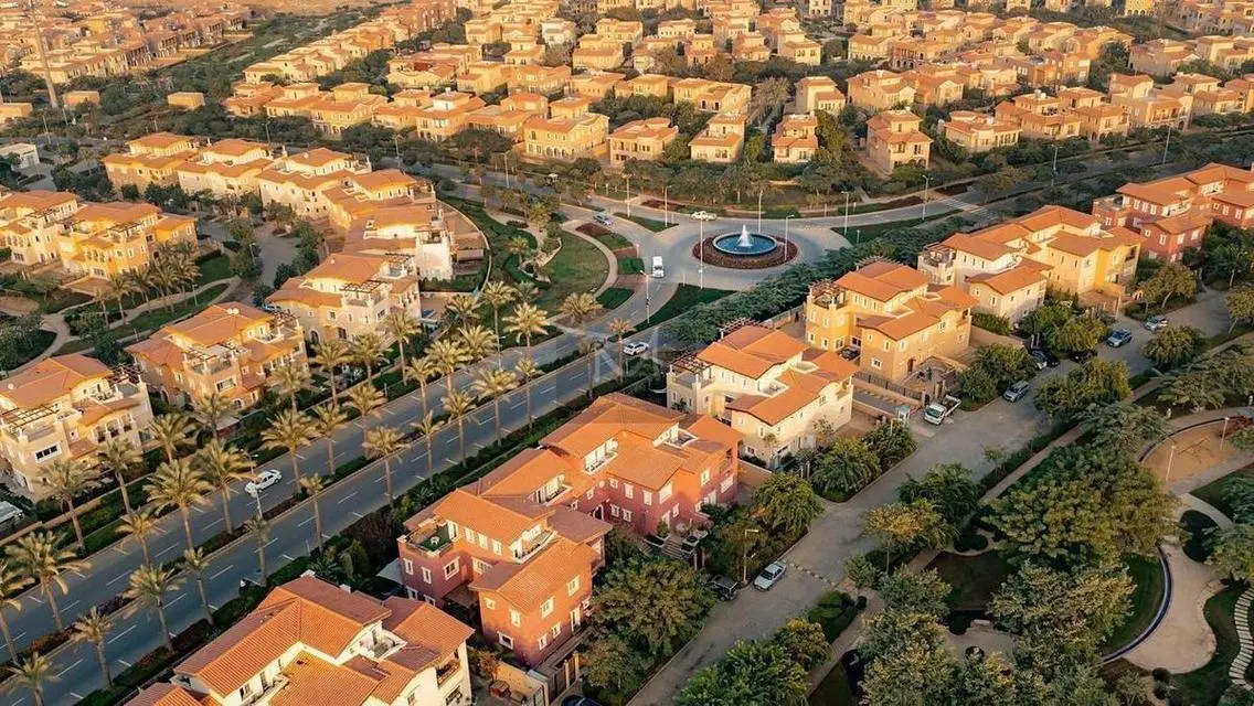 شقة فاخرة بمساحة كبيرة للبيع في موقع مميز
