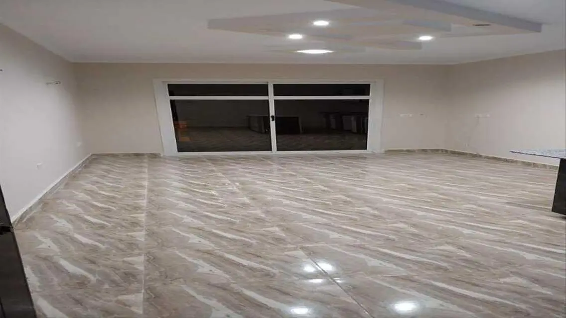 شقة فاخرة بمساحة واسعة مع حمام سباحة ونادي صحي