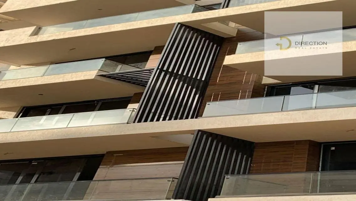 فلة فاخرة للبيع مع حديقة ومسبح خاص في موقع متميز