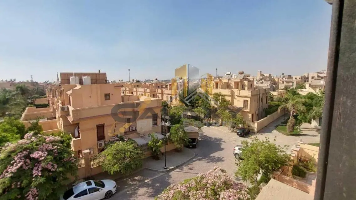 فيلا فاخرة للبيع مع مسبح وحديقة خاصة