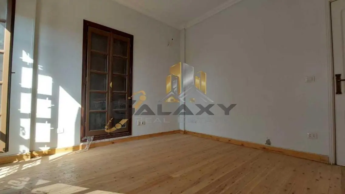 فيلا فاخرة للبيع مع مسبح وحديقة خاصة