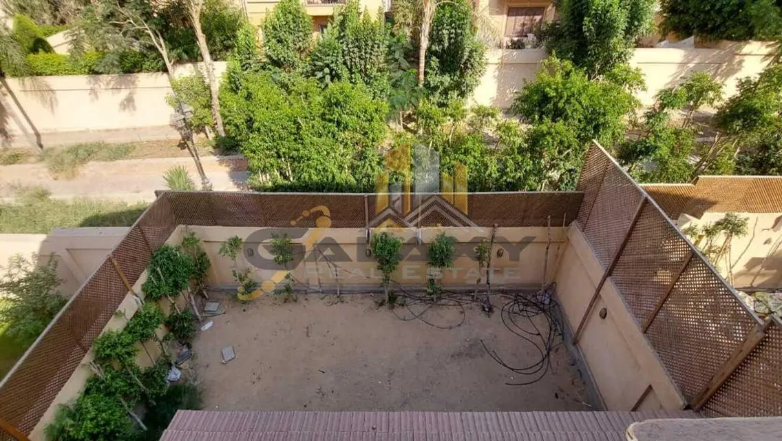 فيلا فاخرة للبيع مع مسبح وحديقة خاصة
