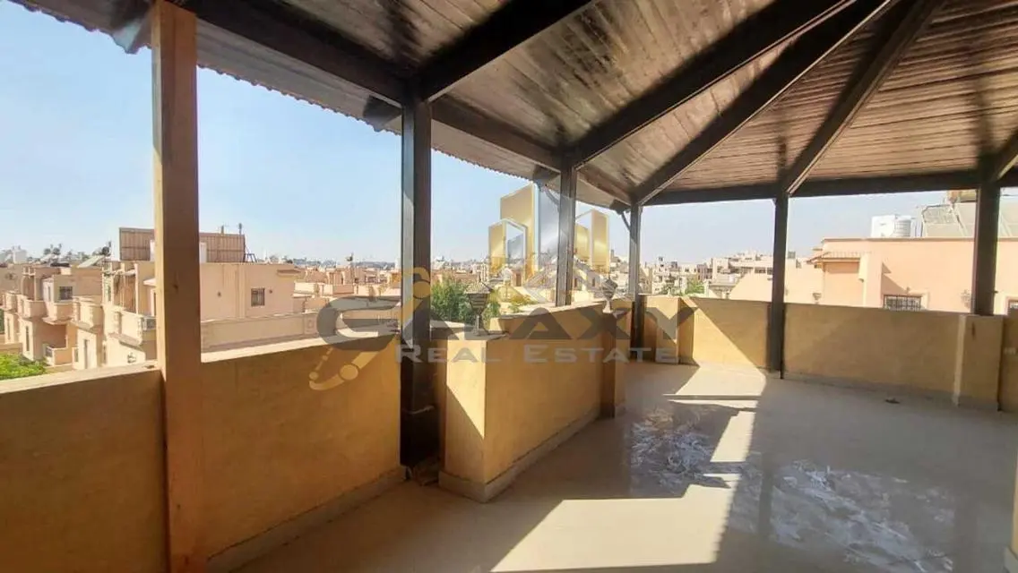 فيلا فاخرة للبيع مع مسبح وحديقة خاصة