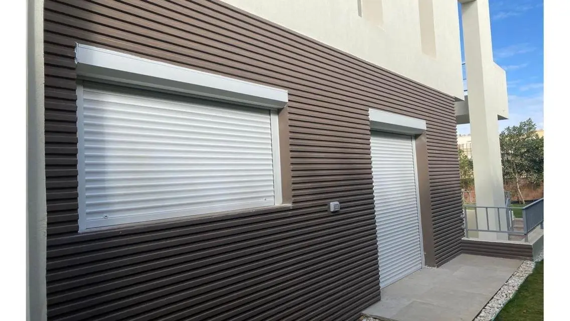 فيلا مميزة للبيع مع حديقة خاصة وإطلالات رائعة