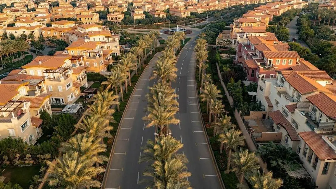 فيلا فاخرة للإيجار بمساحة شاسعة مع إطلالات رائعة