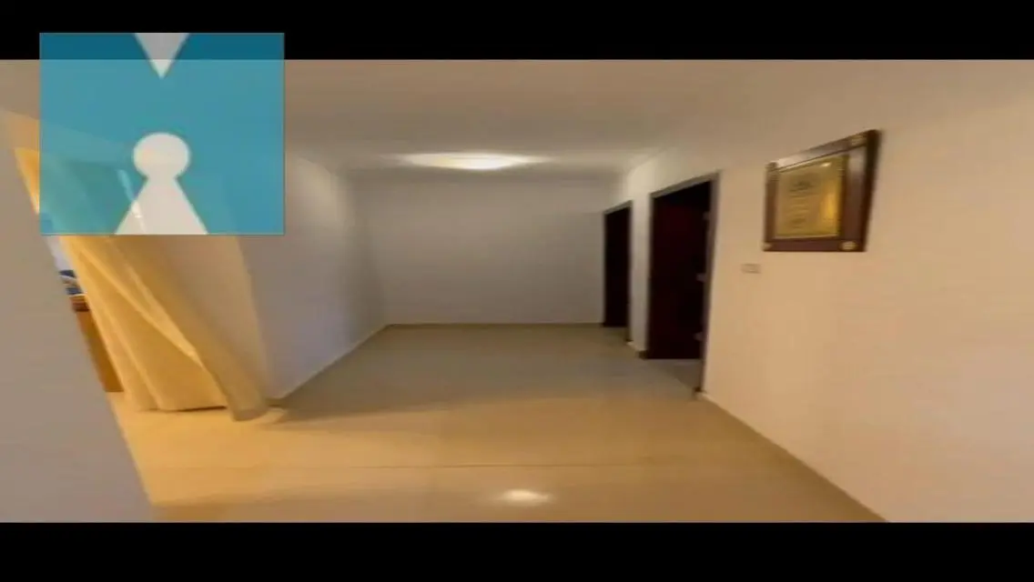 شقة عصرية مع شرفة وتجهيزات مطبخ في المبنى