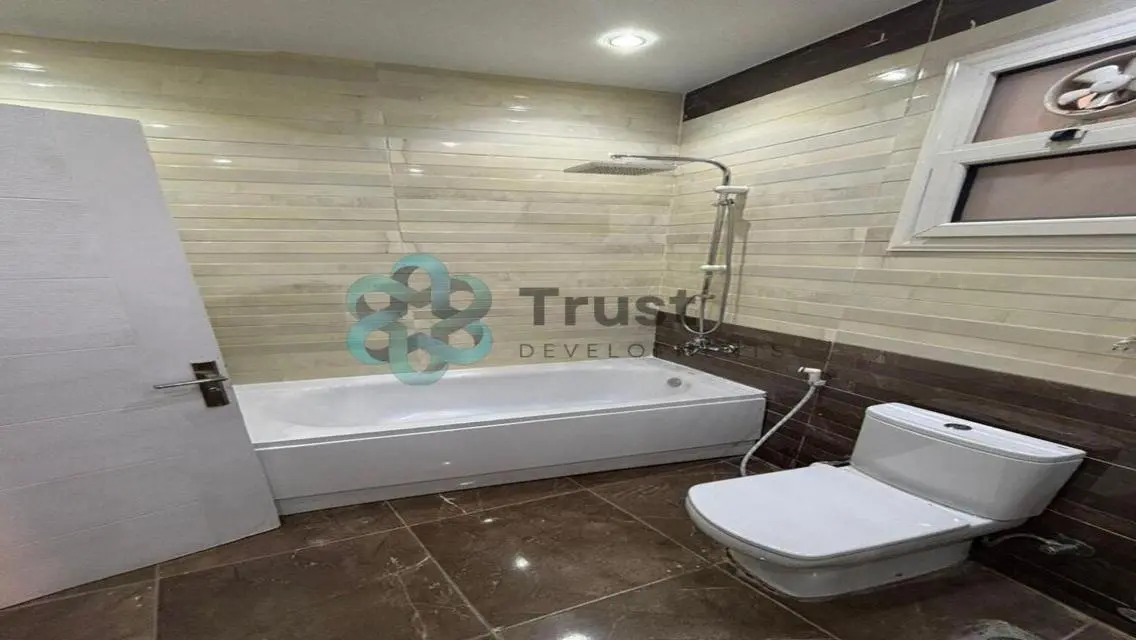 شقة فاخرة 3 غرف نوم للإيجار بسعر 35000 جنيهاً