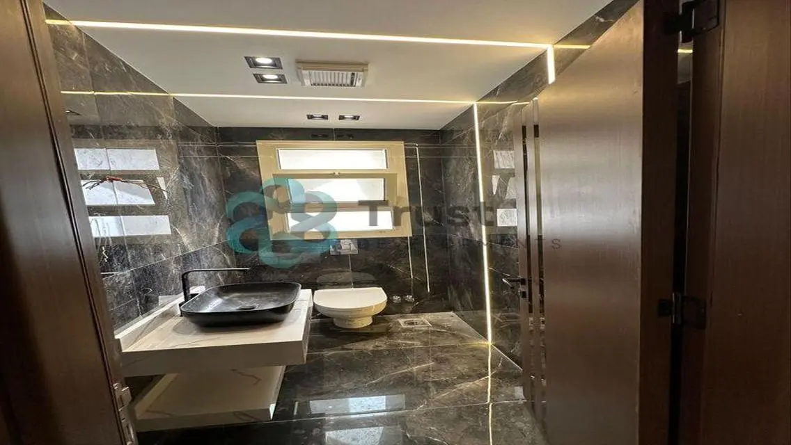 شقة رائعة بحجم 280 متر مربع في موقع مميز