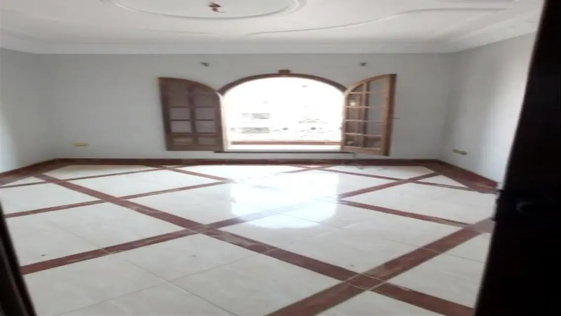شقة فاخرة للبيع بمساحة واسعة