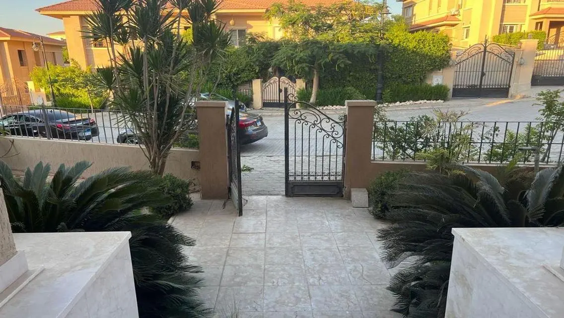 فيلا فاخرة مع مسبح خاص ومساحات خضراء