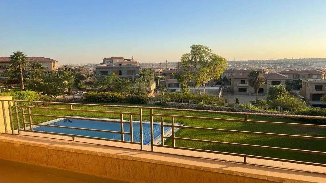 فيلا فاخرة مع مسبح خاص ومساحات خضراء