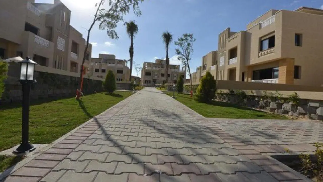 Luxurious Apartment in Green Compound 252