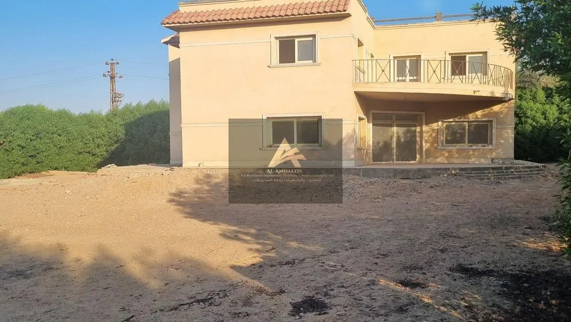فيلا فاخرة مع مسبح وحديقة خاصة