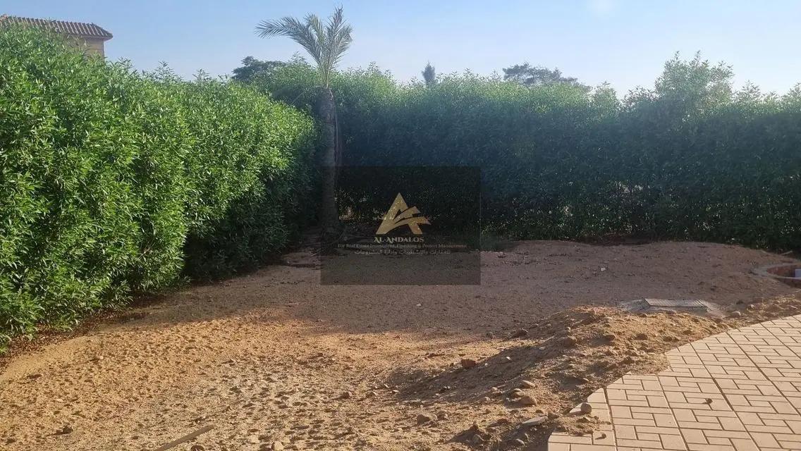 فيلا رائعة مع مسبح خاص وحديقة في موقع متميز