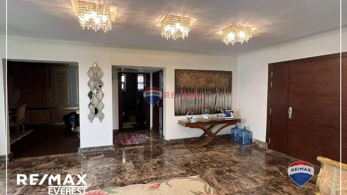 فيلا فاخرة للبيع بمسبح خاص وحديقة