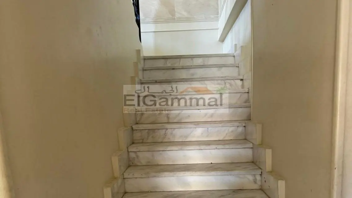 شقة فاخرة للبيع مع شرفة ووسائل راحة متعددة