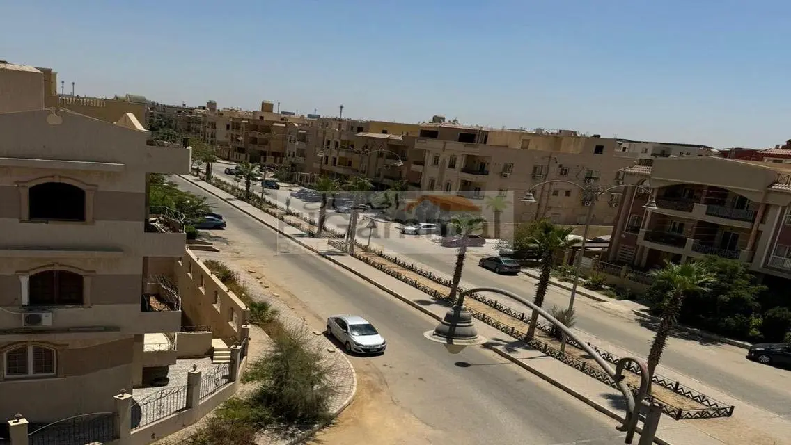 شقة فاخرة للبيع مع شرفة ووسائل راحة متعددة