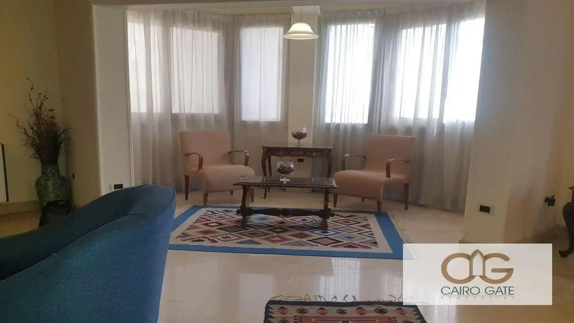 شقة فسيحة 4 غرف نوم للإيجار في الزمالك