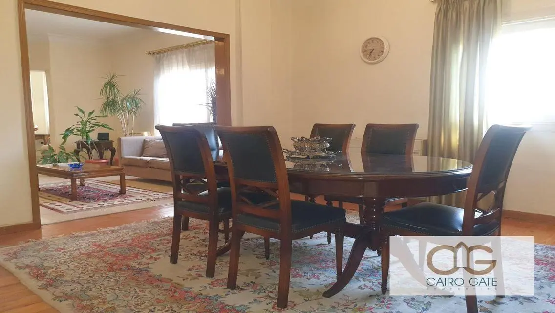 شقة فسيحة 4 غرف نوم للإيجار في الزمالك