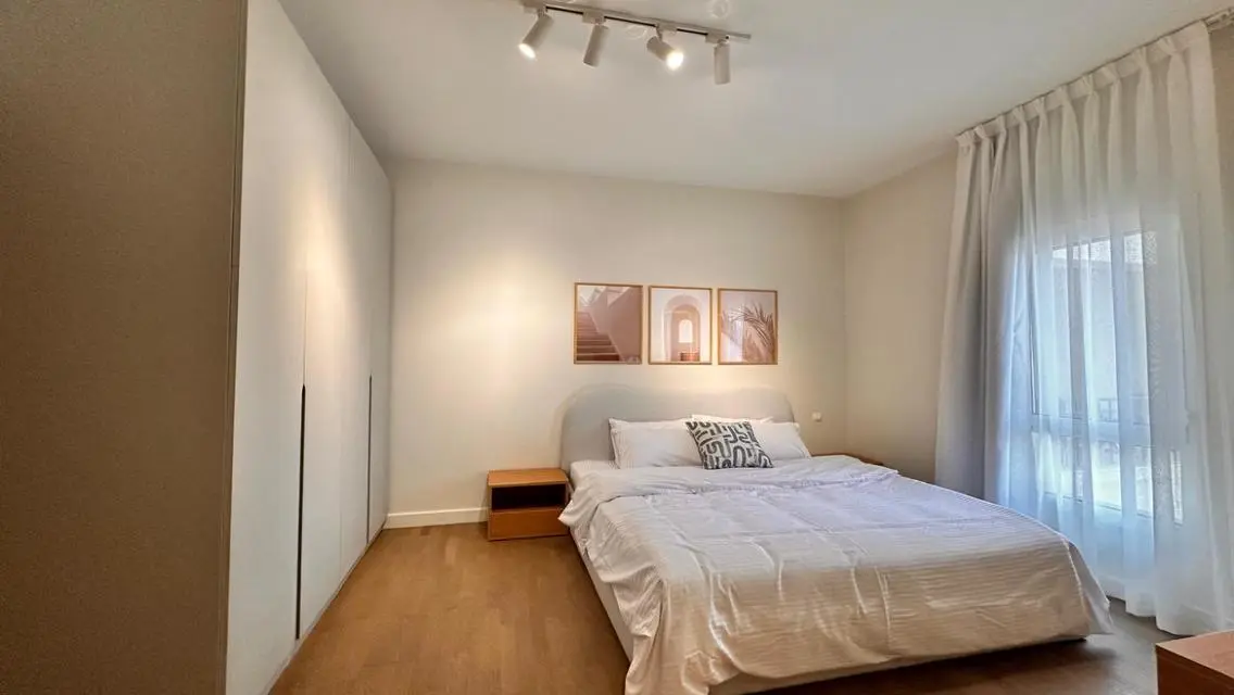 Luxurious Apartment with Shared Garden