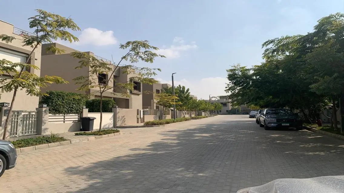 شقة فاخرة بمساحة واسعة للبيع بسعر 215,000 جنيه