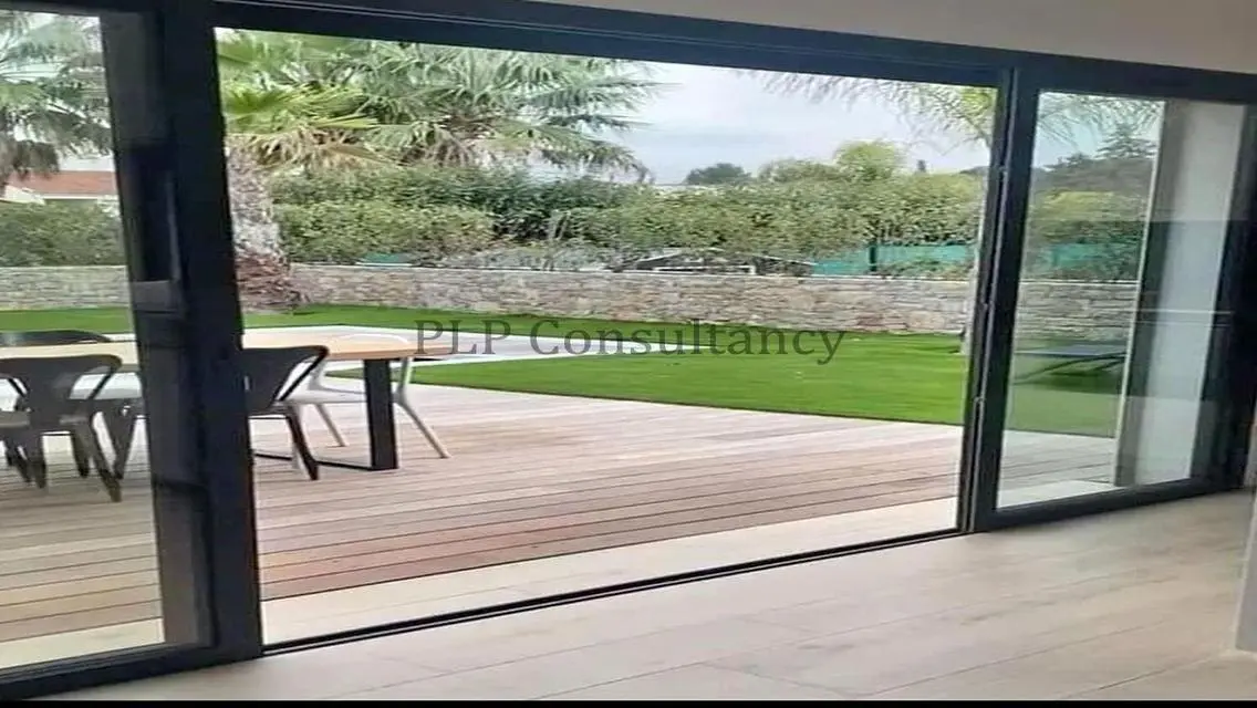 Stunning House with Shared Pool and Private Garden