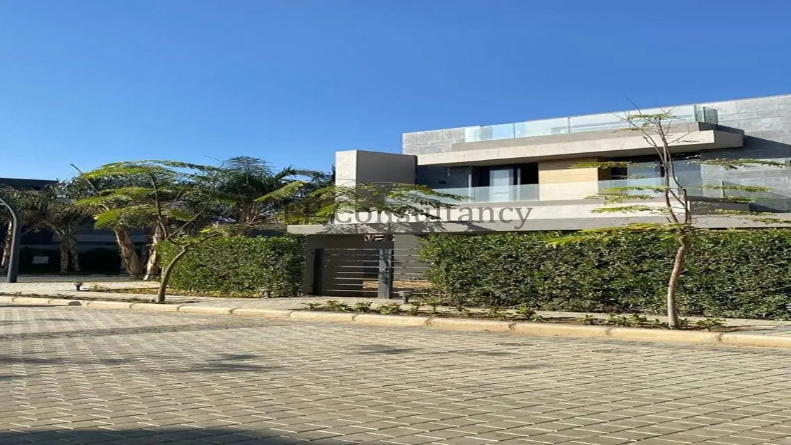 Stunning House with Shared Pool and Private Garden