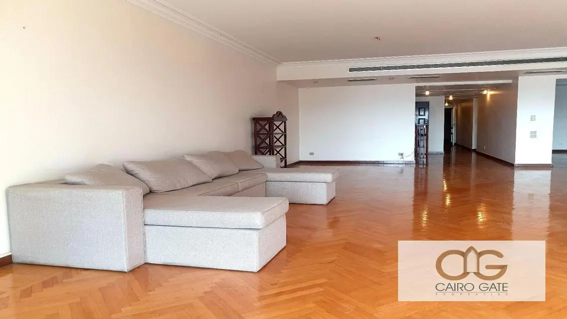 شقة بإطلالة على النيل بشرفة في الزمالك للبيع