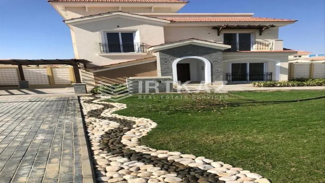 Luxury Villa Overlooking the Lake with All Amenities