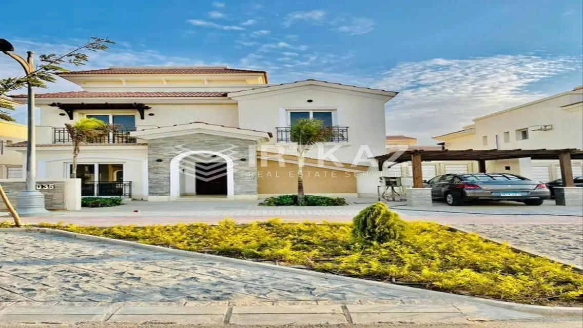 Luxury Villa Overlooking the Lake with All Amenities