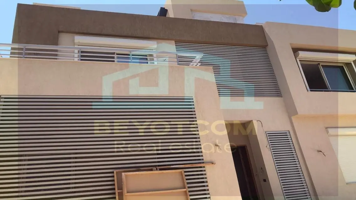 شقة فاخرة بحديقة خاصة للبيع