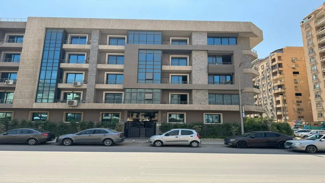 شقة فاخرة بمساحة واسعة ومميزات مميزة للبيع
