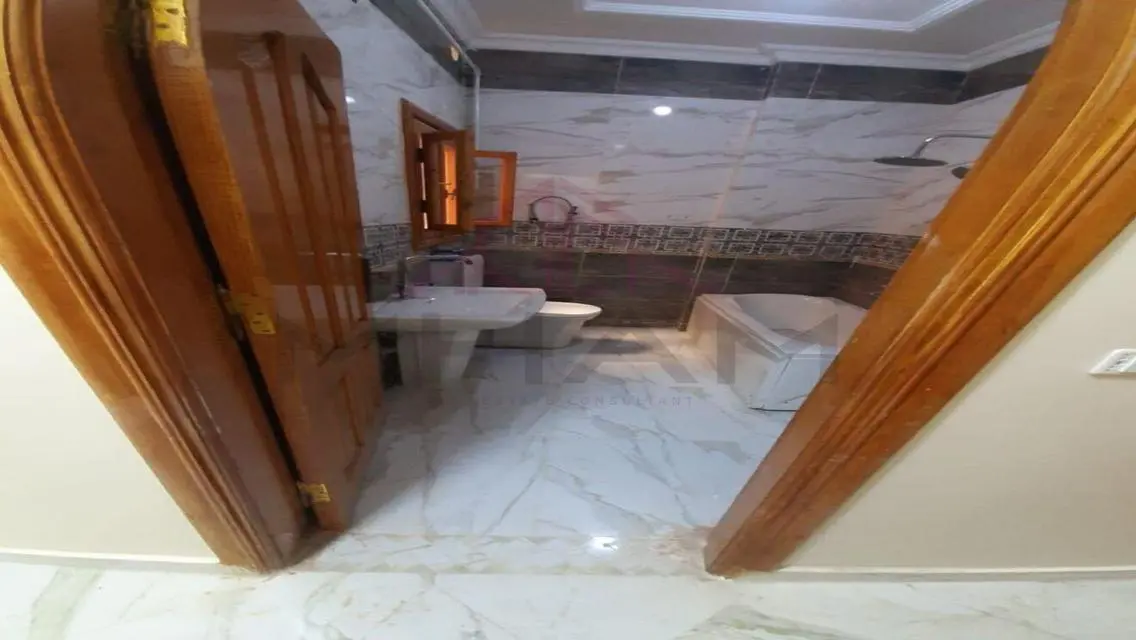 شقة للإيجار بمساحة 6200 متر