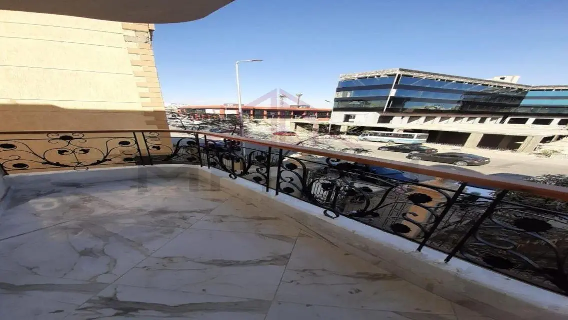 شقة للإيجار بمساحة 6200 متر