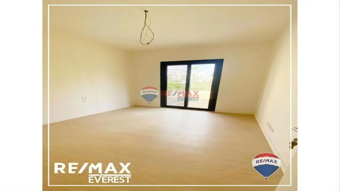 Exceptional Residential Unit with Private Garden and Great Amenities