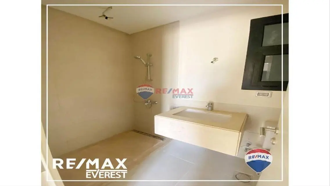 Exceptional Residential Unit with Private Garden and Great Amenities
