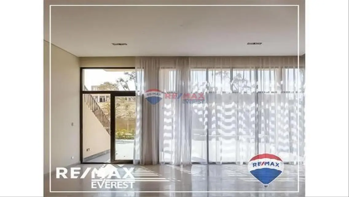 Exceptional Residential Unit with Private Garden and Great Amenities