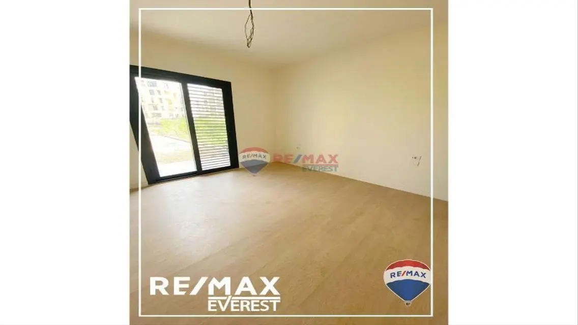 Exceptional Residential Unit with Private Garden and Great Amenities