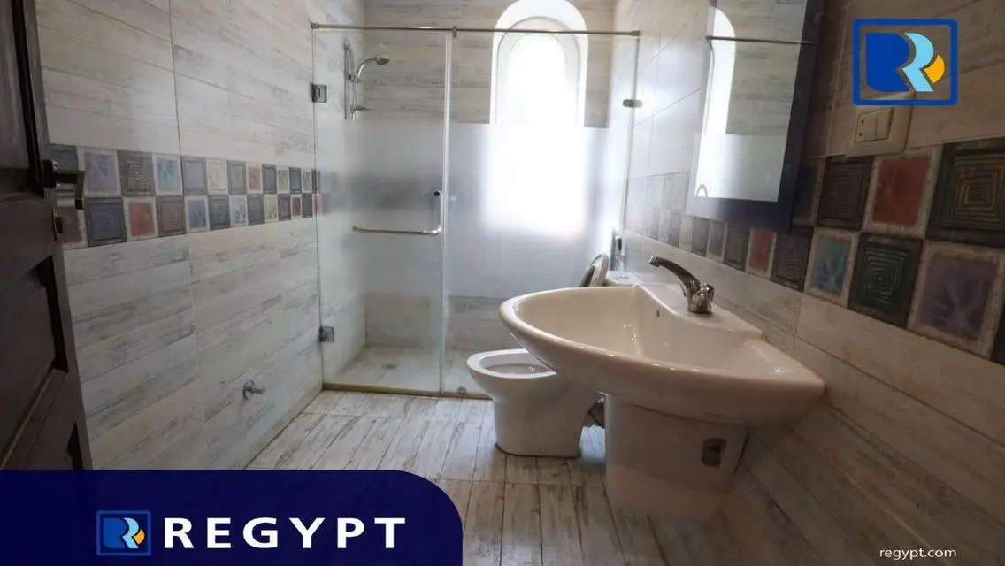 شقة مميزة بمساحة 5000 متر للبيع