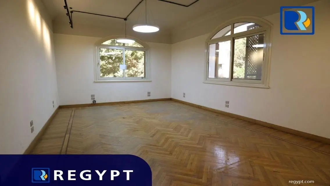 شقة مميزة بمساحة 5000 متر للبيع