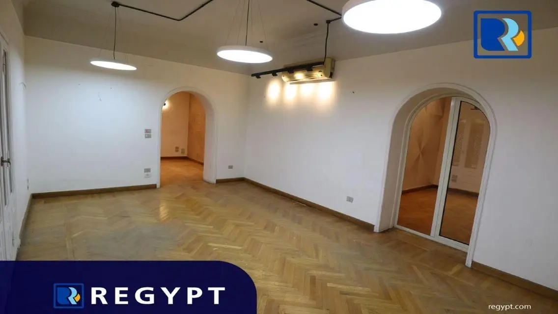 شقة مميزة بمساحة 5000 متر للبيع