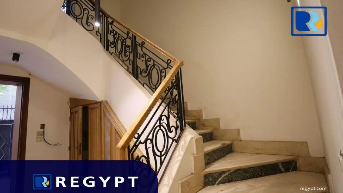 شقة مميزة بمساحة 5000 متر للبيع