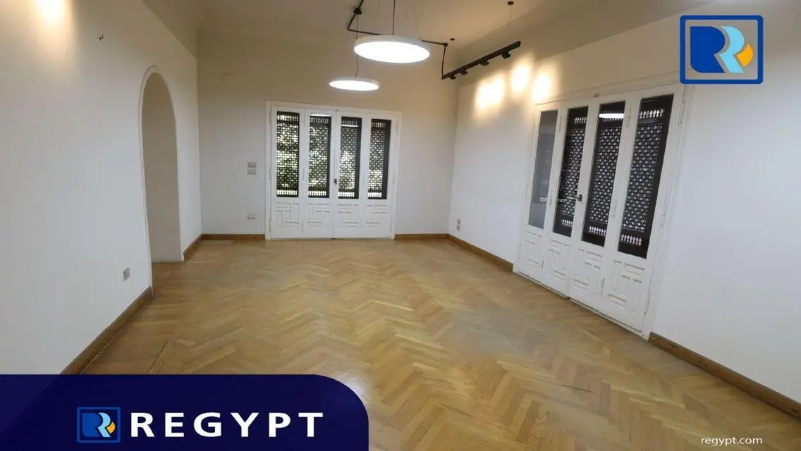 شقة مميزة بمساحة 5000 متر للبيع