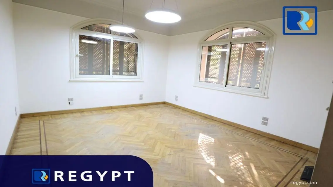 شقة مميزة بمساحة 5000 متر للبيع