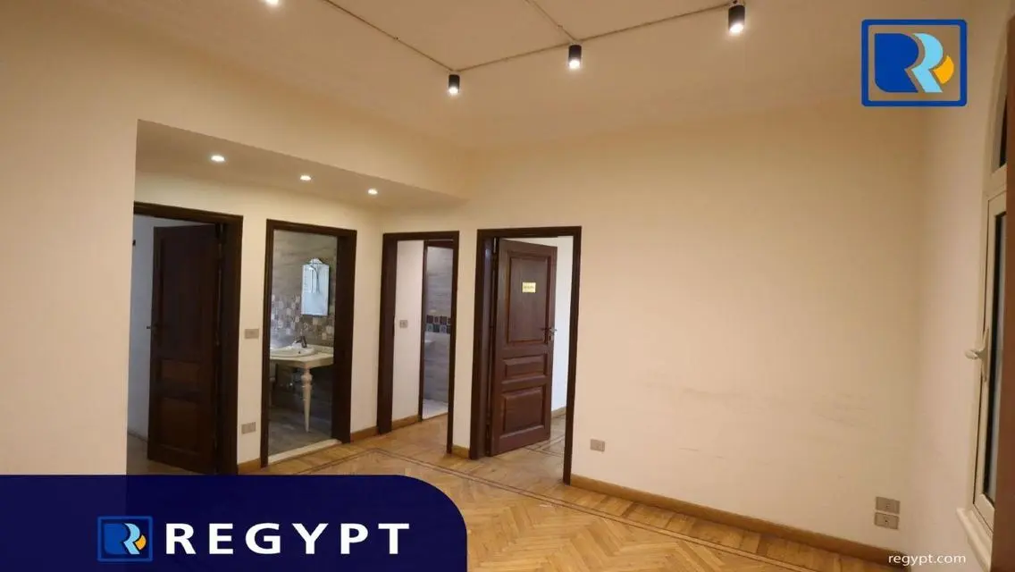 شقة مميزة بمساحة 5000 متر للبيع
