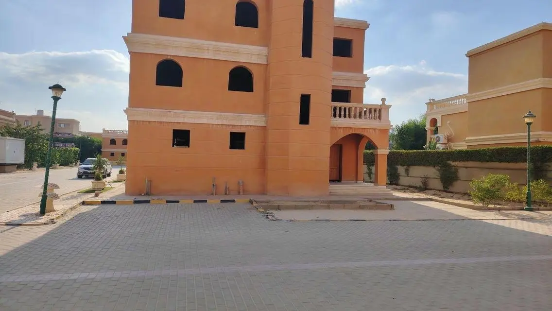 Luxury Villa with Private Garden and Great Amenities