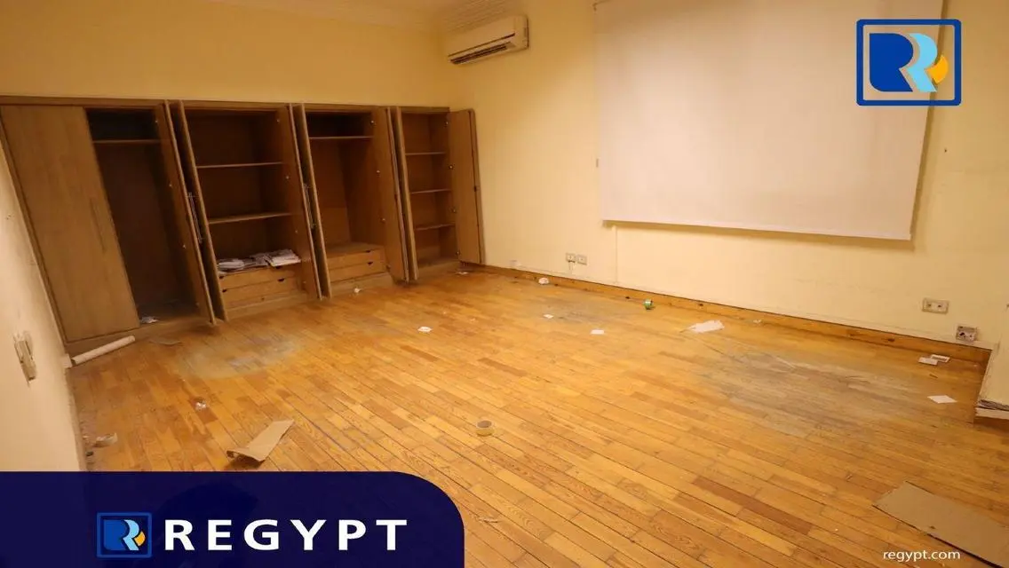 عقار متميز بمساحة 600 متر مع غرفة اجتماعات