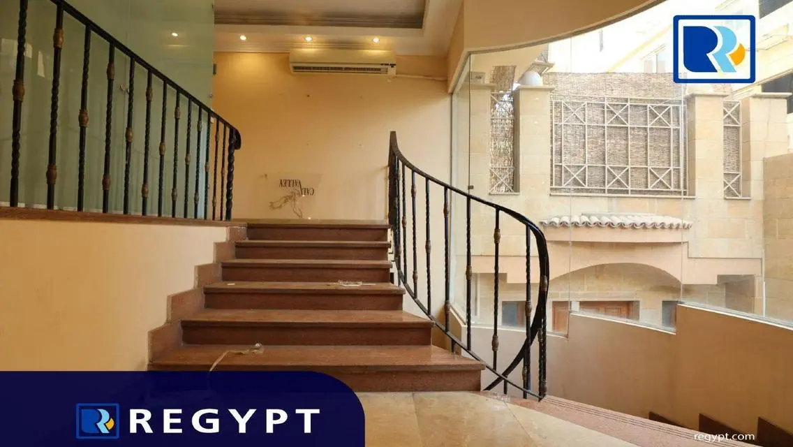 عقار متميز بمساحة 600 متر مع غرفة اجتماعات
