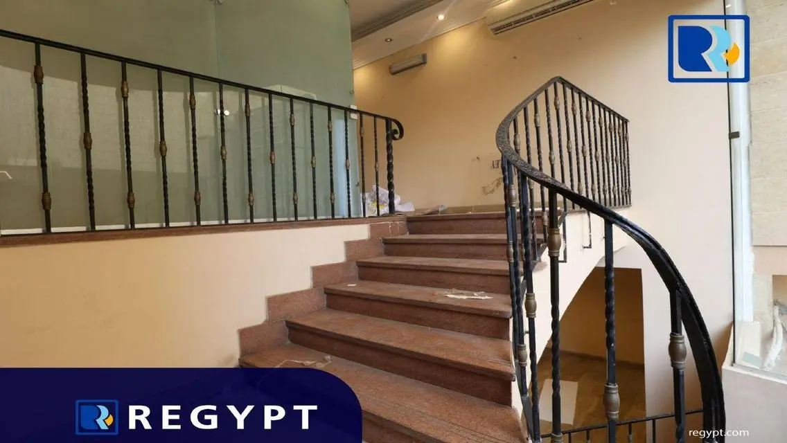 عقار متميز بمساحة 600 متر مع غرفة اجتماعات