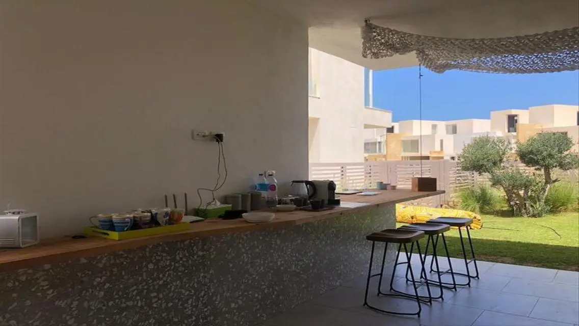 شقة فاخرة مع غرف خادمة وحديقة خاصة